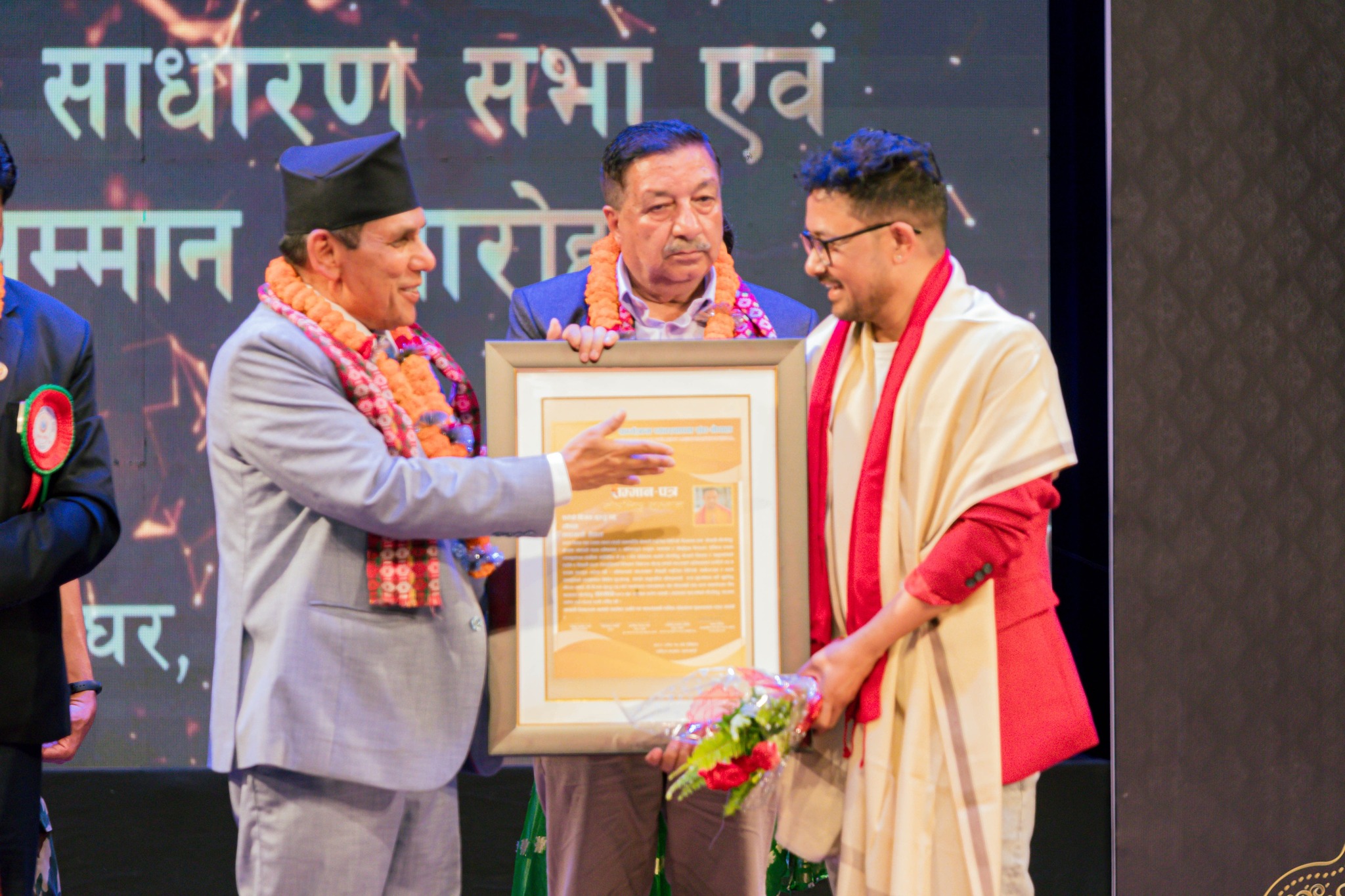 मोडल विजय गुरुङ्गलाई कार्यक्रम व्यवस्थापन संघको ‘मोडल सम्मान’